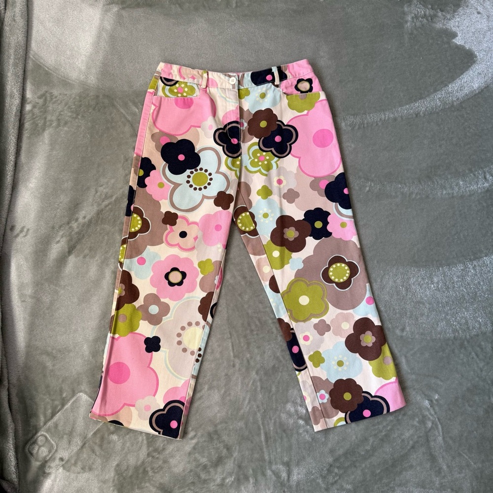 Slim Capri all over Daisy print pants